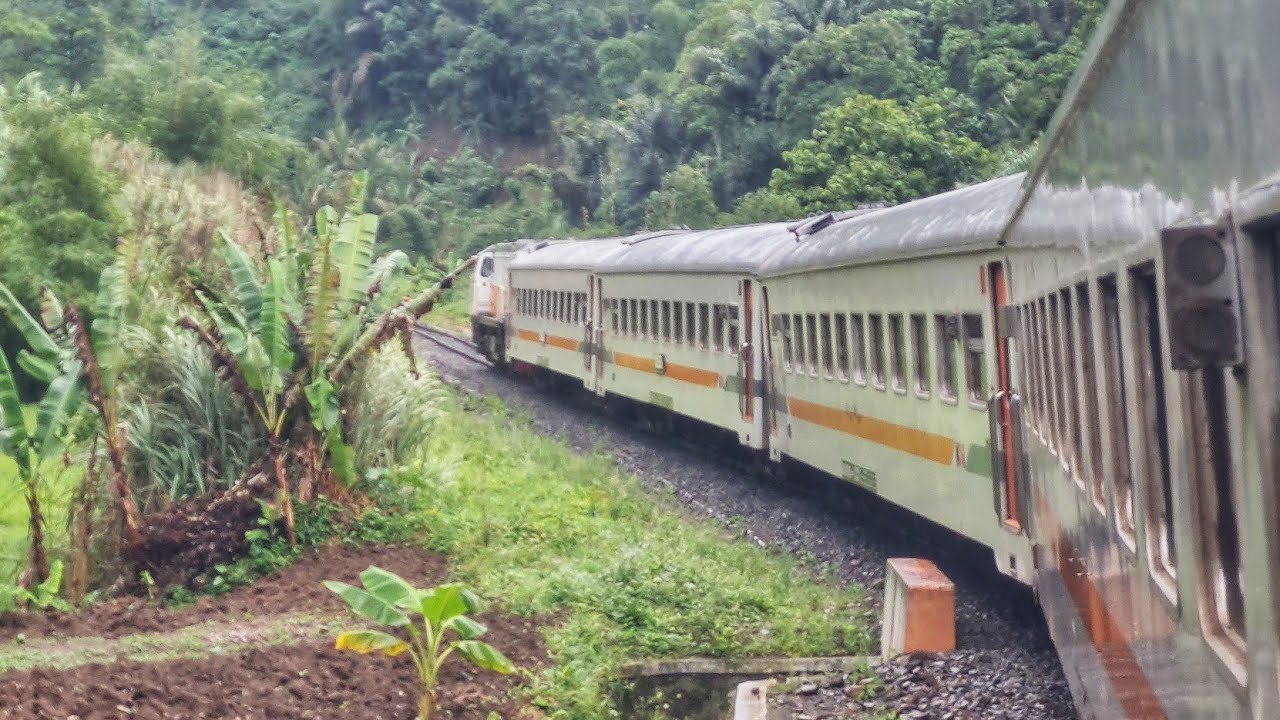 MENEGANGKAN SAAT REL LICIN TAPI KERETA MELINTAS DI JALUR GEMPA BUMI SECARA PERLAHAN !