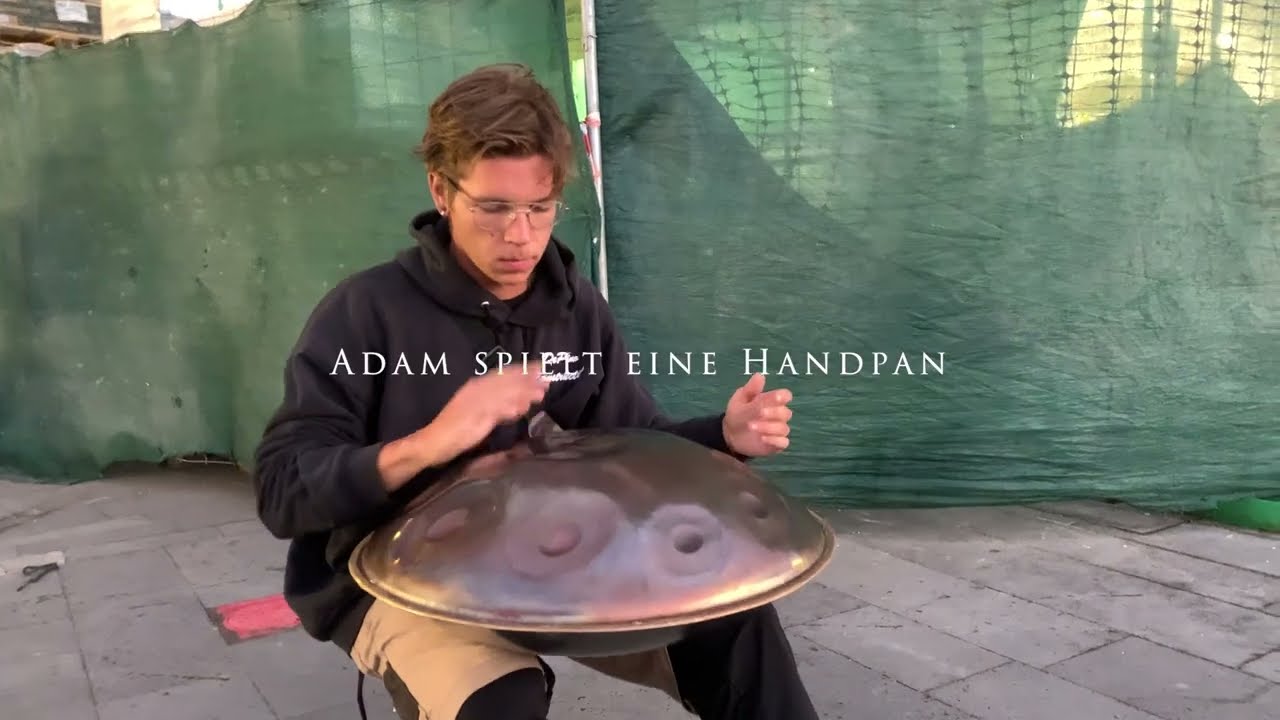 Karibische Klänge in Puerto de la Cruz: Adam spielt eine Handpan