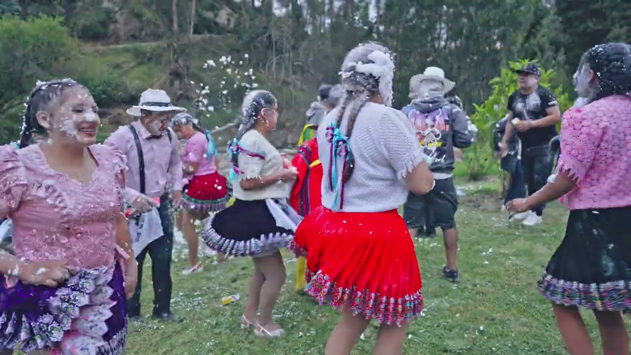 Un polvito y mojacion con Freddy Gonzalo los Mijines Floreras de Iñazari San Bartolomé #Carnavalito