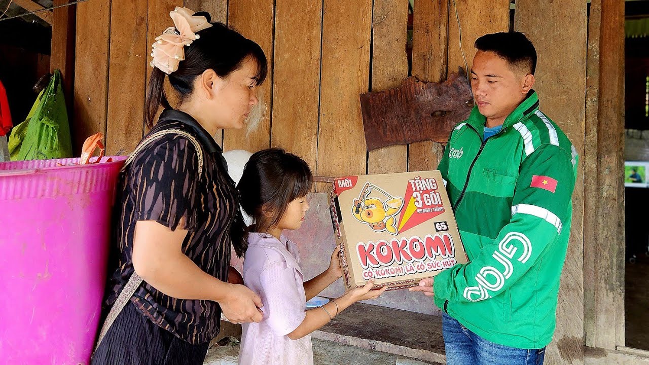 “Homeless mother and daughter burst into tears when receiving rice and instant noodles from Grab”