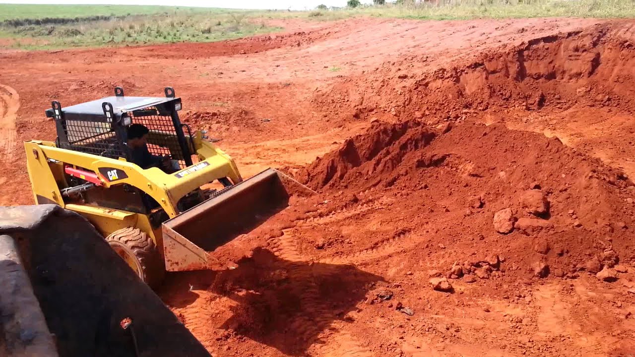 Carregando com a mini carregadeira  NBTERRAPLENAGEM