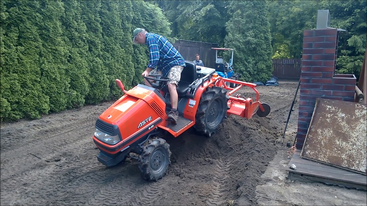 Mielenie góry ziemi. Kubota ASTE A-155 traktorek ogrodniczy. www.akant-ogrody.pl