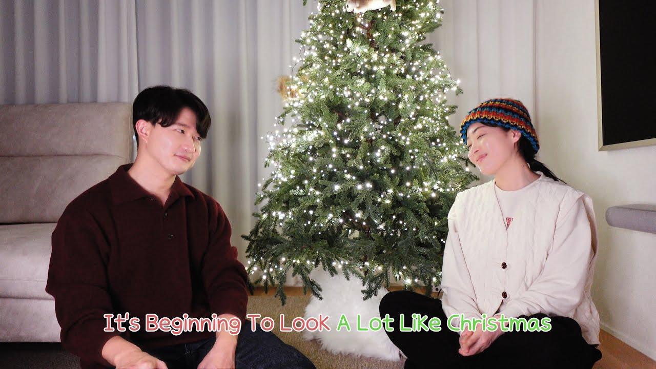 Siblings Singing 'It's Beginning To Look A Lot Like Christmas' 🎄