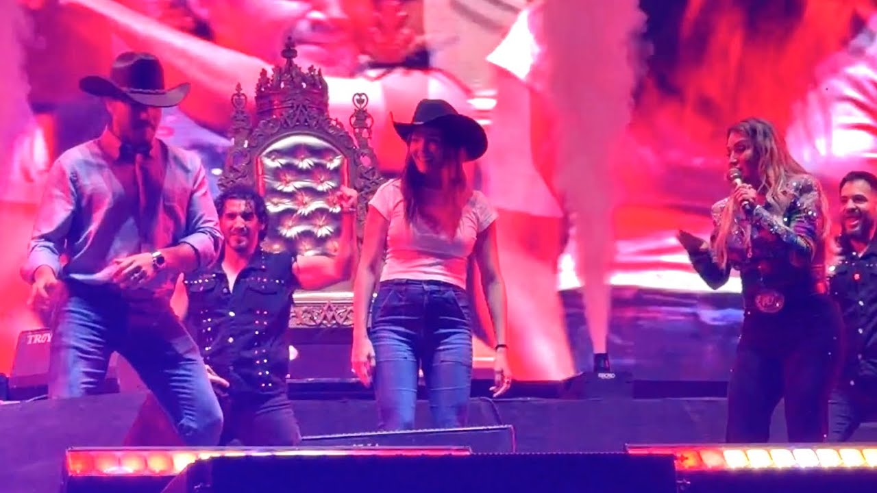 El Gobernador Samuel García baila ¡Ay Papacito! con ALICIA VILLARREAL en el Macrofest en Monterrey 