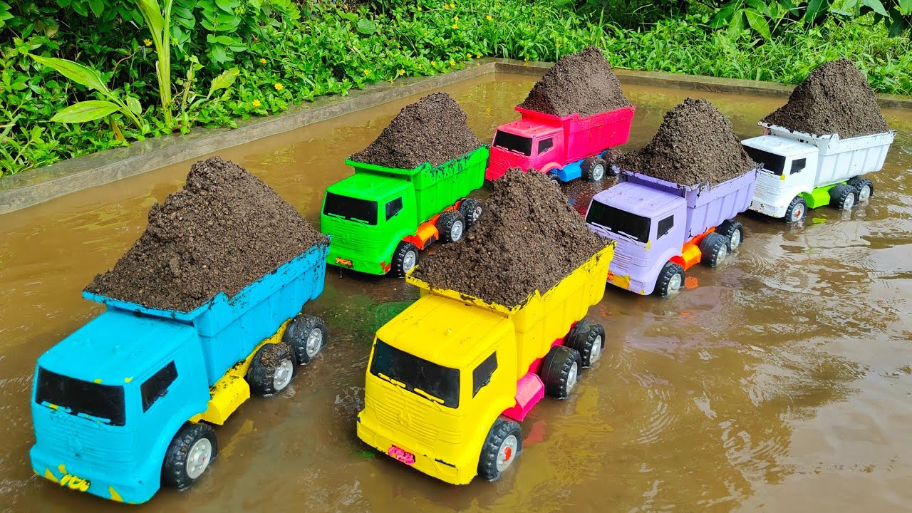 Membersihkan Truk Tronton Pasir Dan Menemukan Mainan, Beko, Damkar, Loader, Truk Molen, Crane