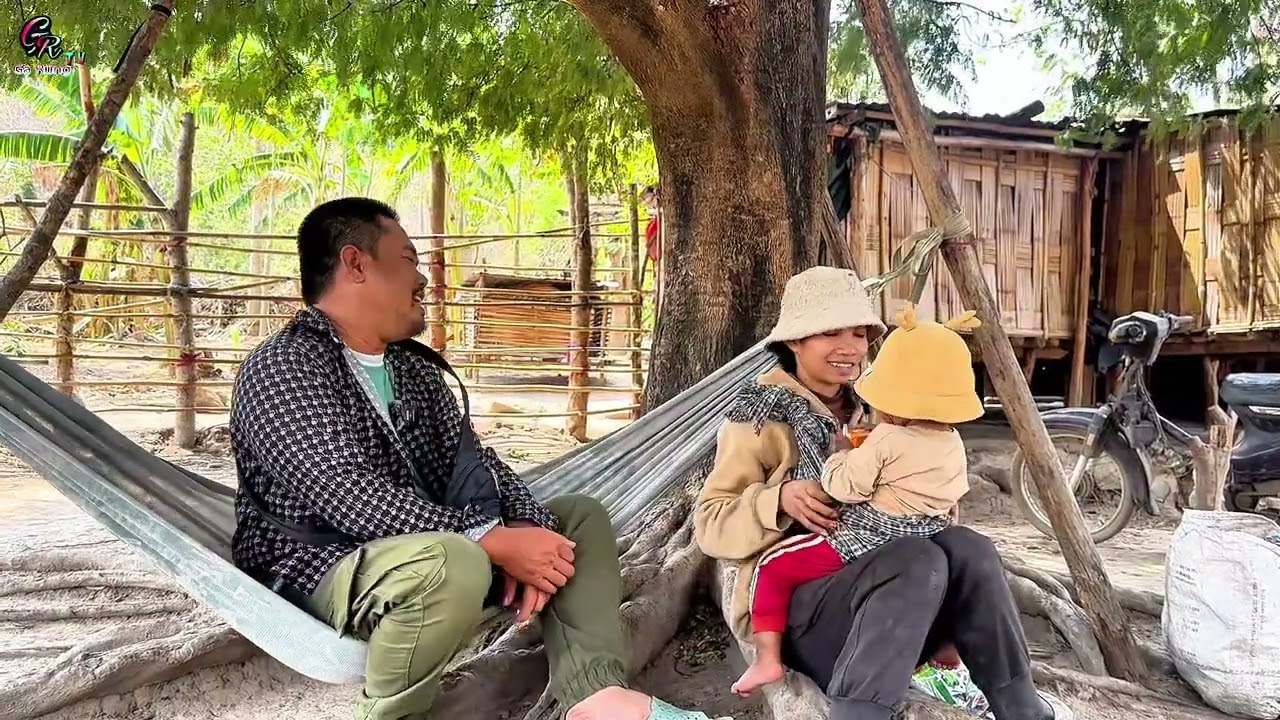 THIẾU NỮ XINH ĐẸP. Bồng Con Giữa Trời Nắng NHẶT PHÂN BÒ Kiếm Sống… Gặp Người Lạ Bỏ Chạy… | 587