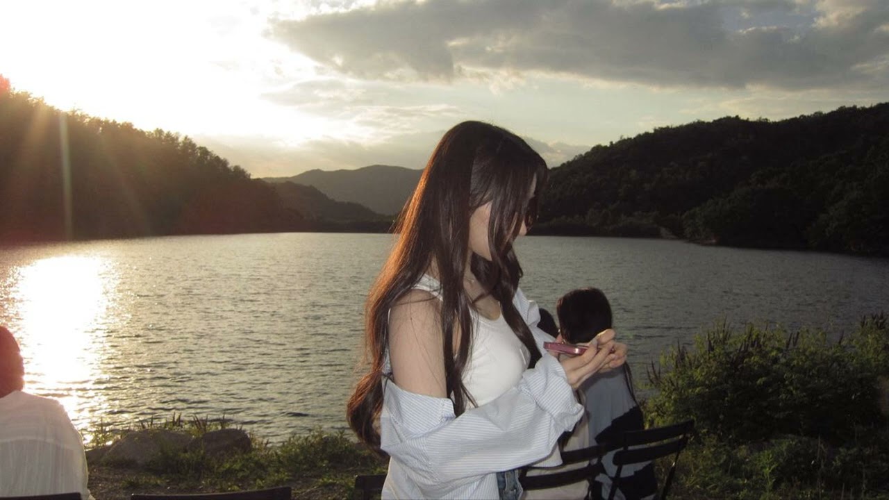 빛이 쏟아지는 호숫가 (Lakeside Pouring with Light) – Mi.Hwang | 미황