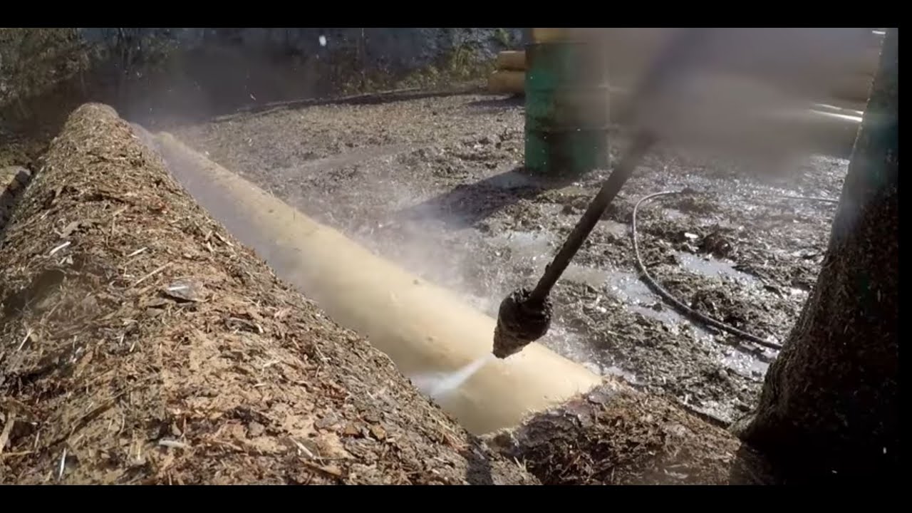 Ecorçage de grumes à l'eau sous pression / Debarking logs wirt water pressure.