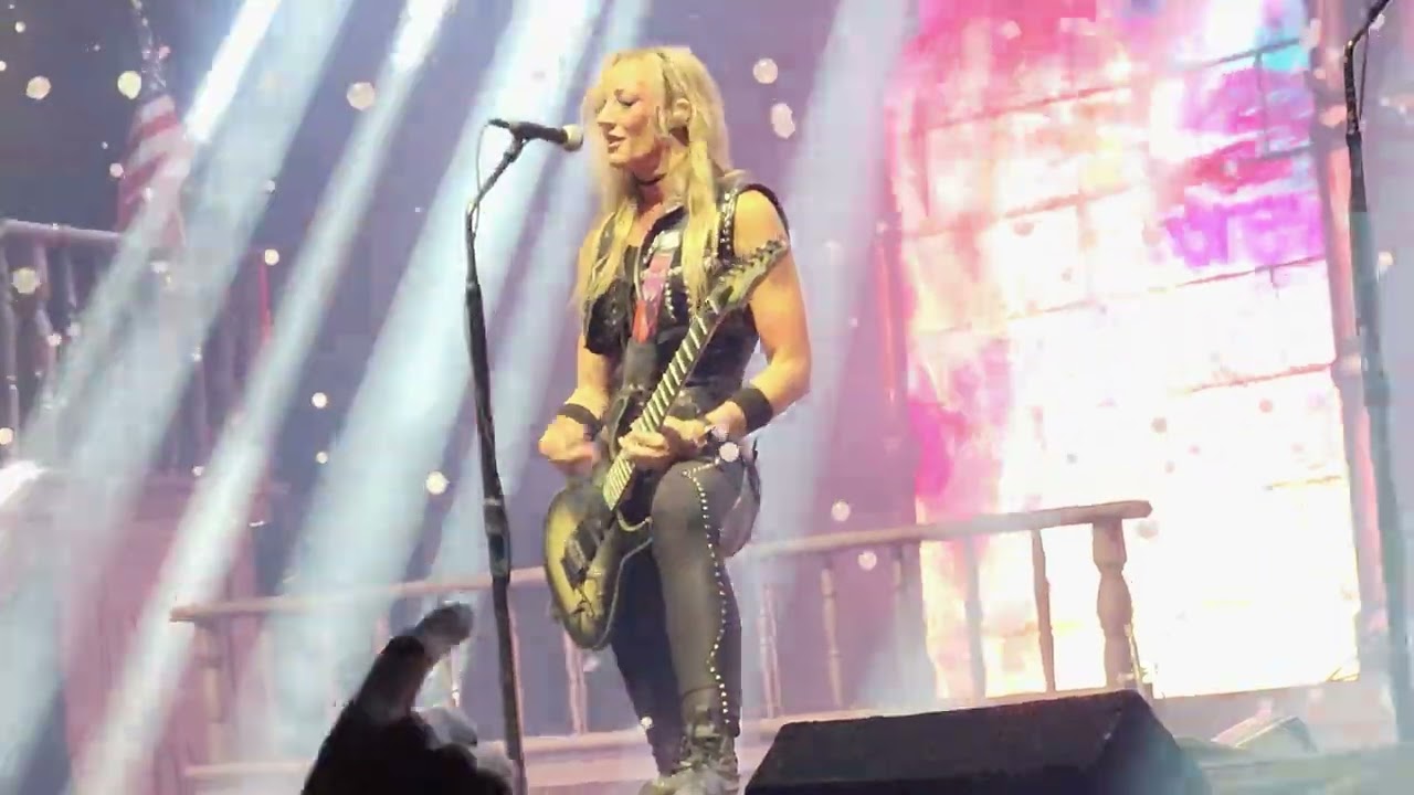 Alice Cooper live @ Rockhal/Luxembourg -  12/10/2024  : School's Out / Another Brick In The Wall