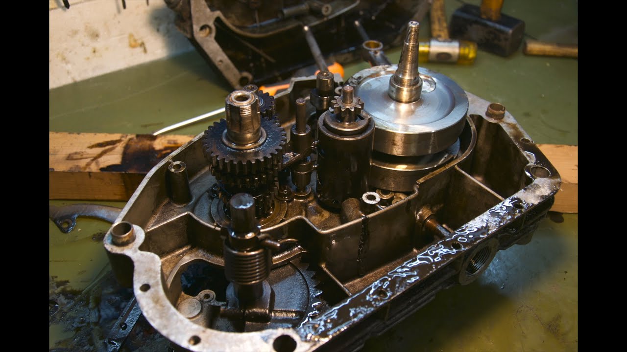 Opening the Engine /Apertura Motore  - Restauro Moto Guzzi Stornello d'epoca pt.4