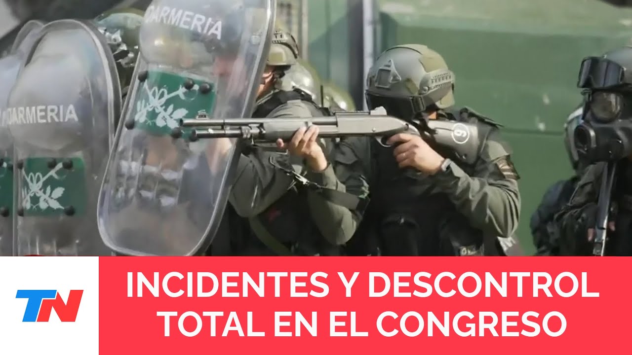 GRAVES INCIDENTES CUERPO A CUERPO DE BARRABRAVAS CON LA POLICÍA