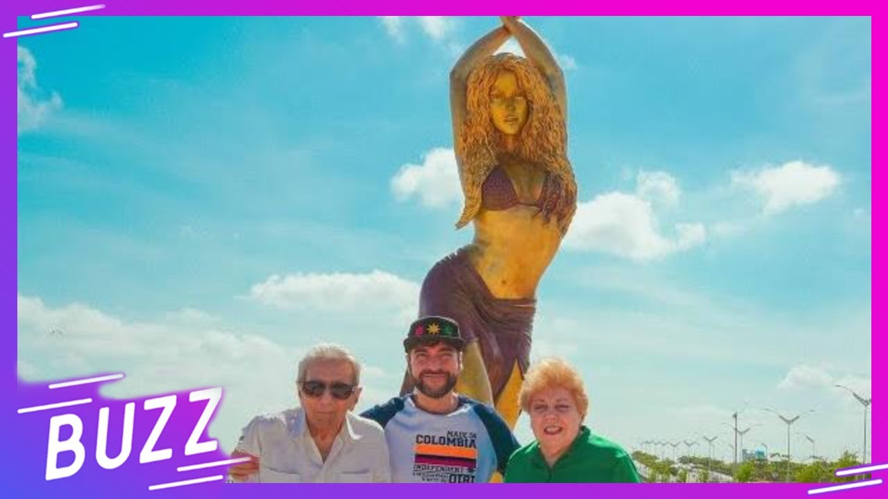 Los papás de Shakira posan felices frente la escultura gigante de la cantante | Buzz
