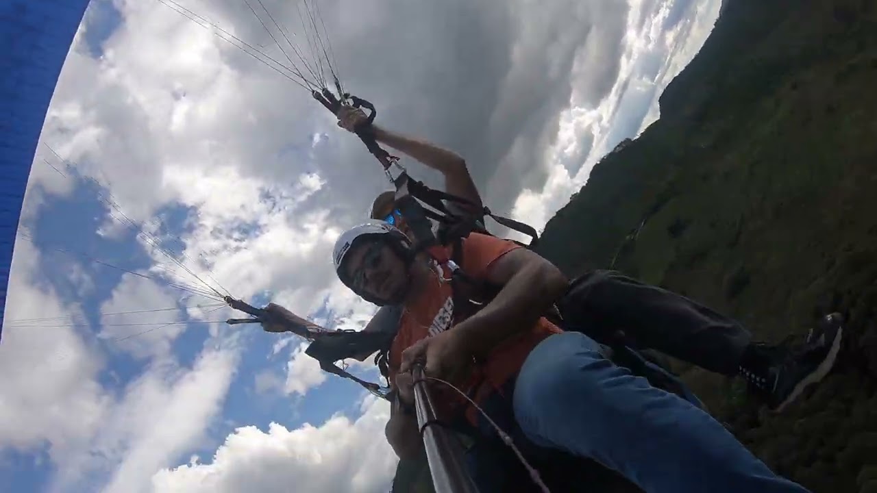 Voo de paraglaider em poços de caldas