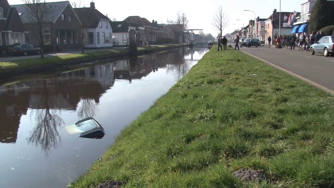 Wildervank - Auto te water na ongeluk op de Poststraat