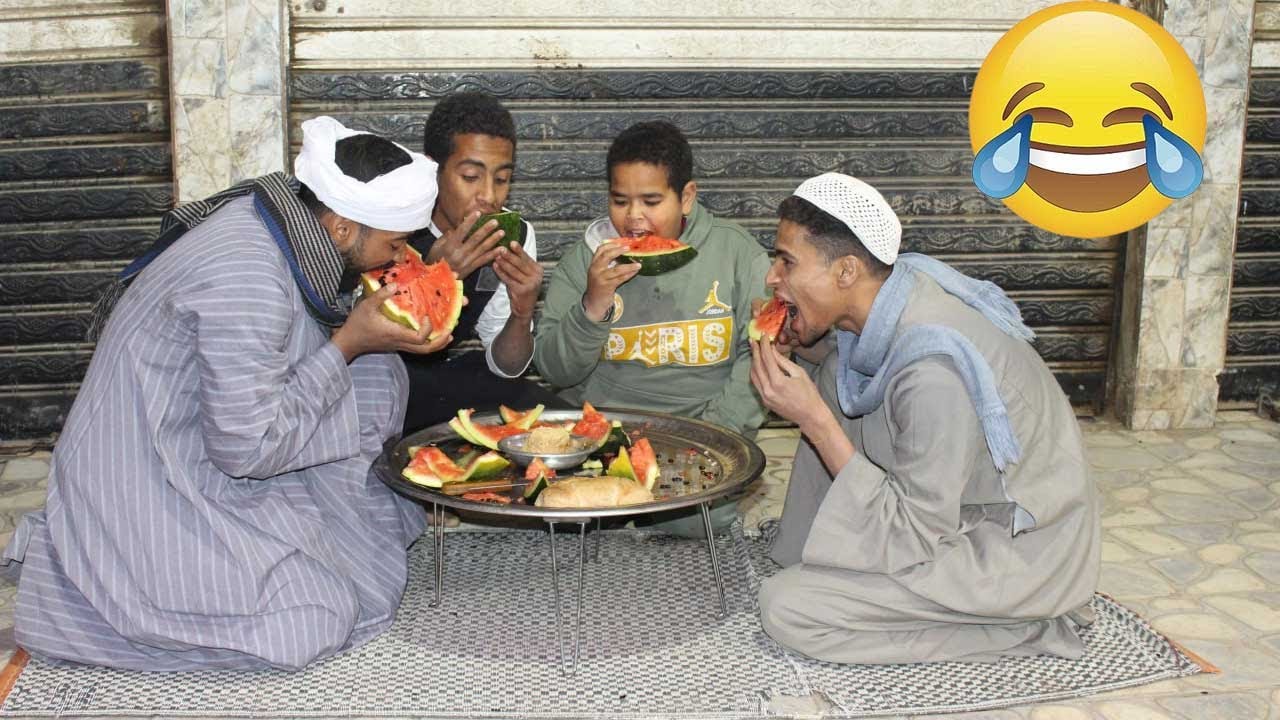 الحاج صديق اشتري بطيخة وعامل سحور جماعي في الشارع هتضحك من قلبك😅