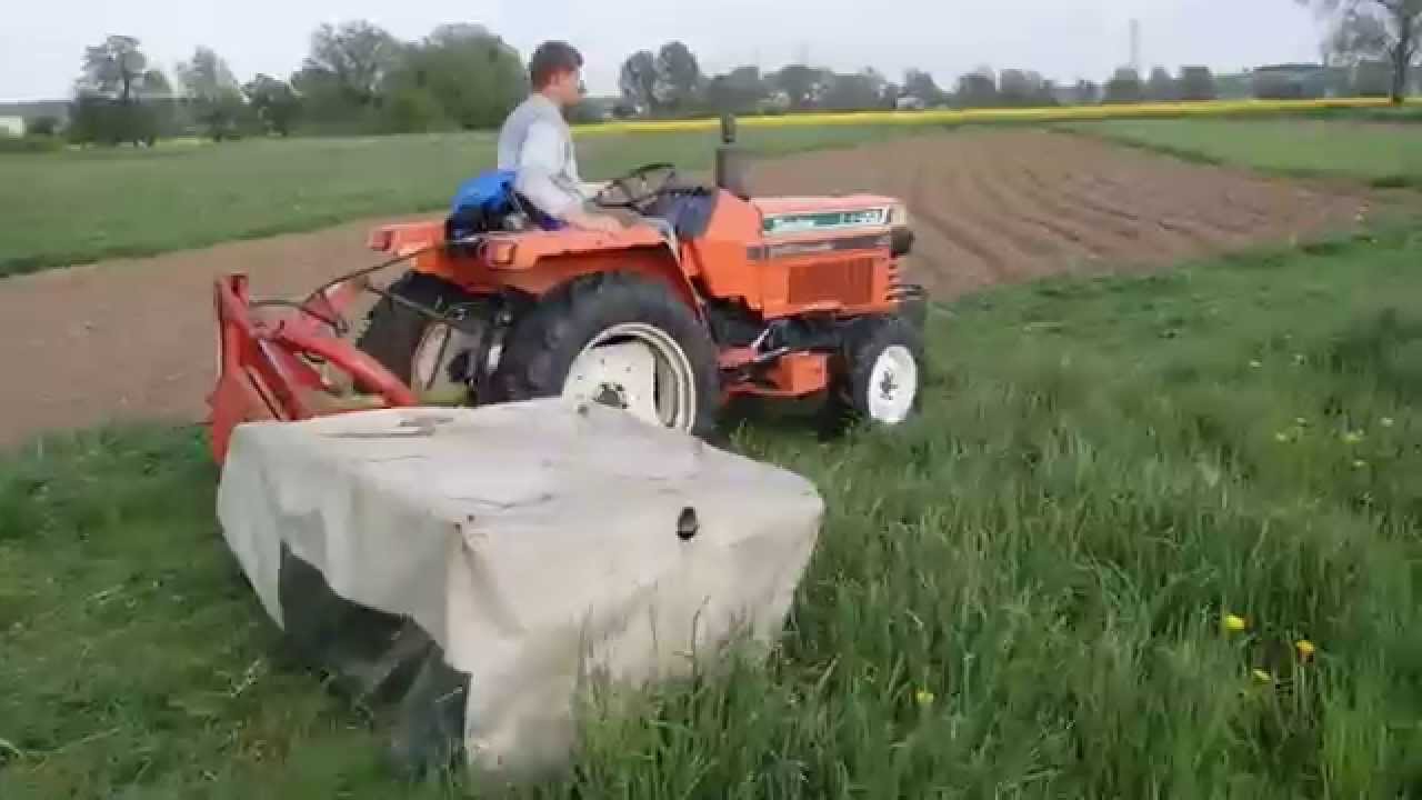 Kosiarka Kuhn GMD 44 plus Kubota L22 podczas pracy