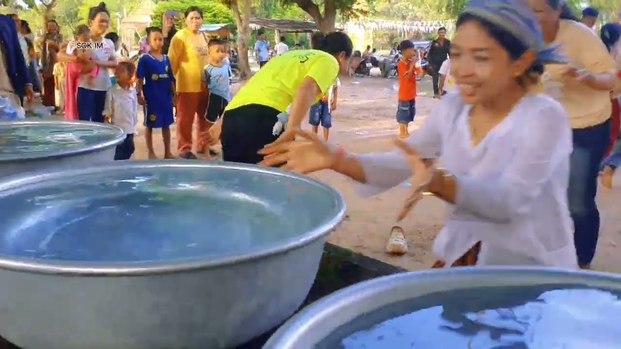 Play Khmer folk games