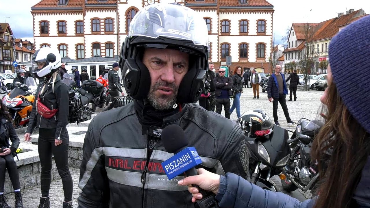 Pisz - Rozpoczęcie sezonu motocyklowego 2022 - Piszanin z kamerą wśród motocyklistów