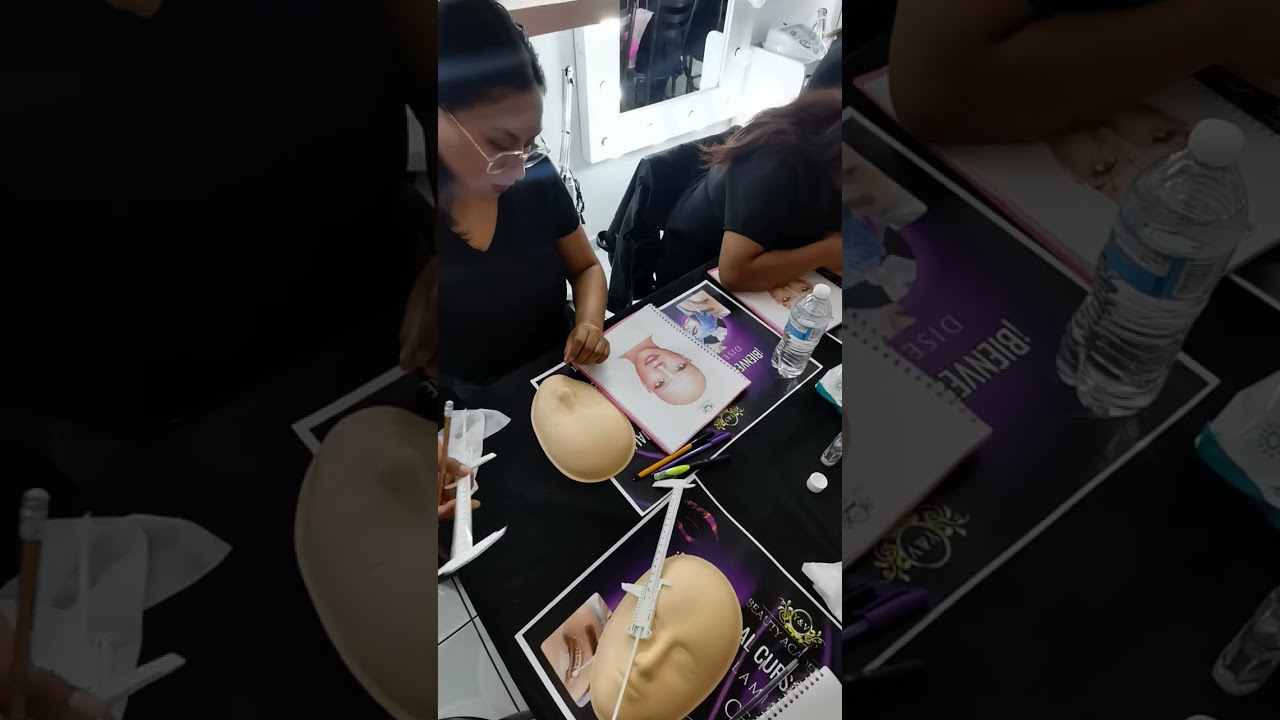 PR&Aacute;CTICA CON L&Aacute;TEX CURSO AIR BROWS PIXEL CEJA CON AEROGRAFO