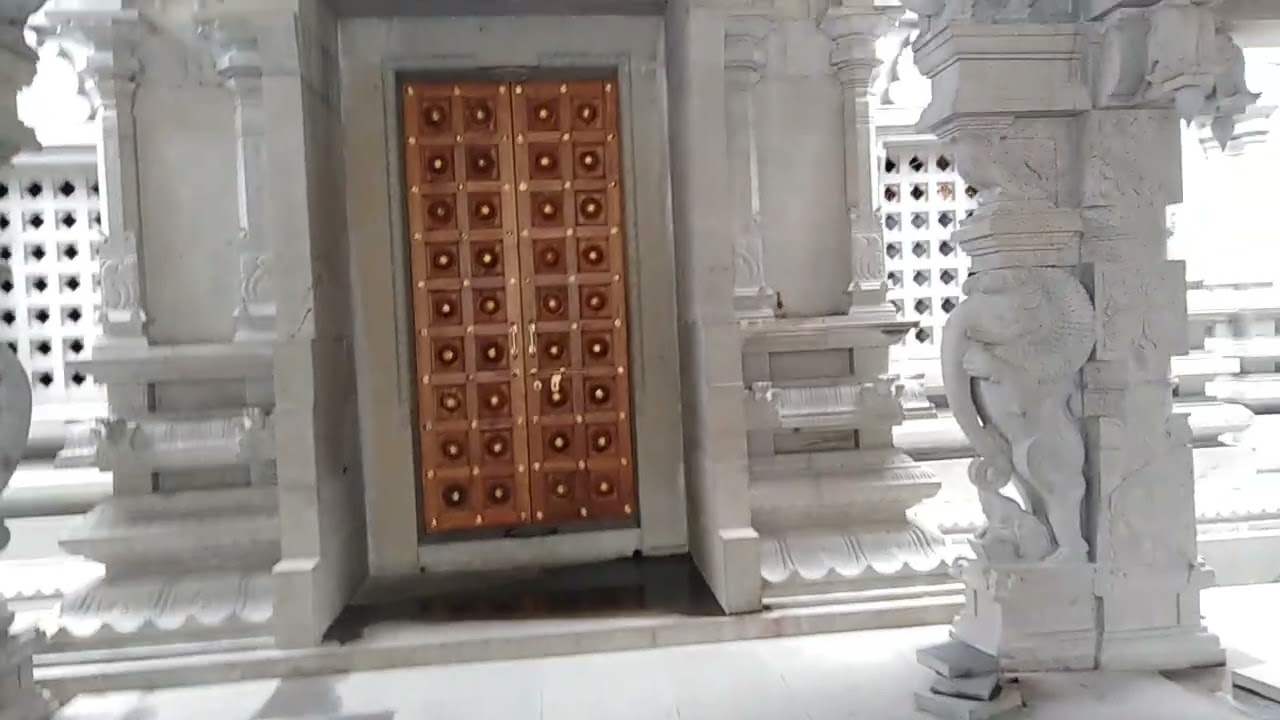 Sri gandi veranjaneya swamy temple gudi varaku complite aendi inka out side work vunnayi