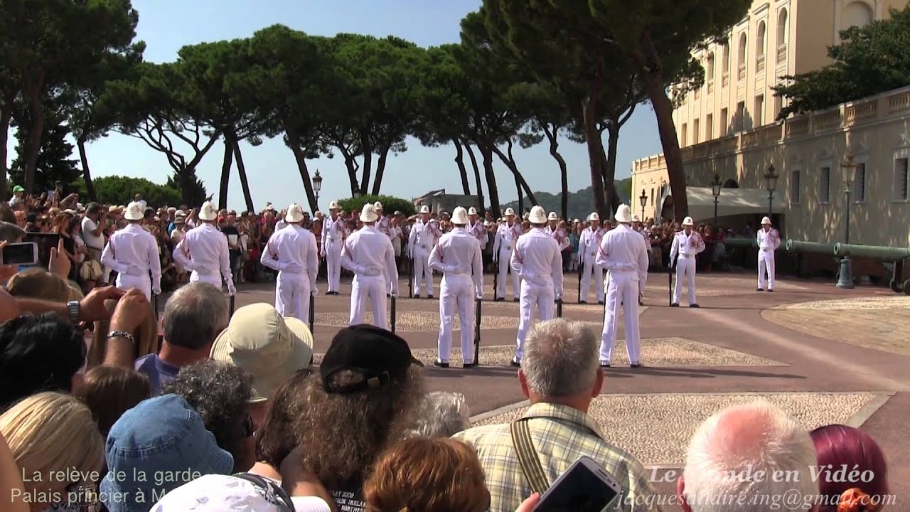 La relève de la garde au Palais Princier à Monaco