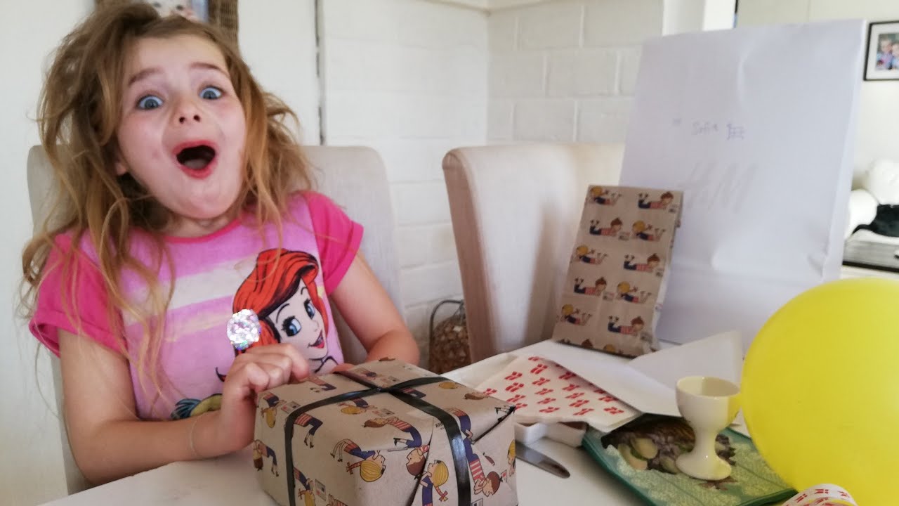 Sofias 7 års fødselsdag🇩🇰Sofia åbner gaver🎁
