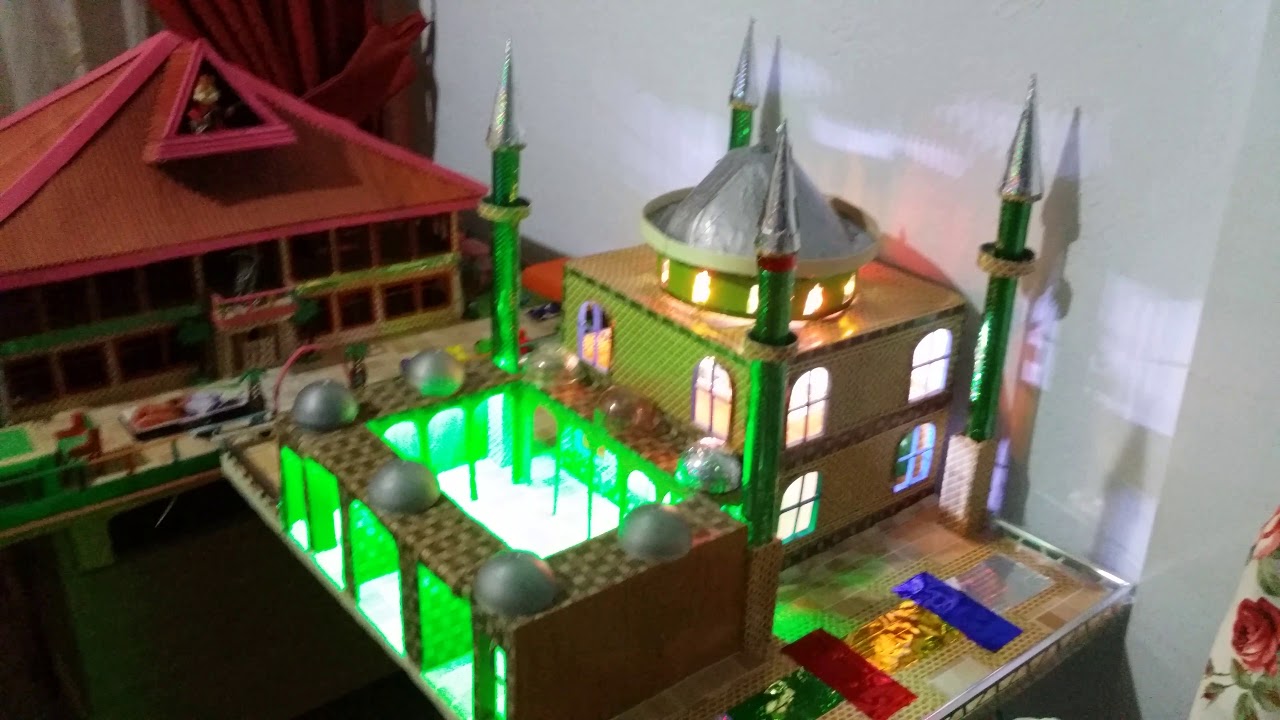 Ezan okuyan maket cami.