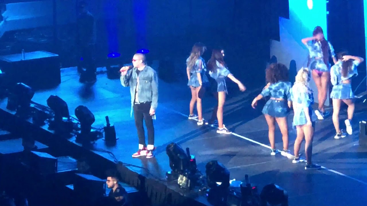 Bad bunny esc&aacute;pate conmigo y ahora me llama live @ allstate arena Chicago 3/16/2018