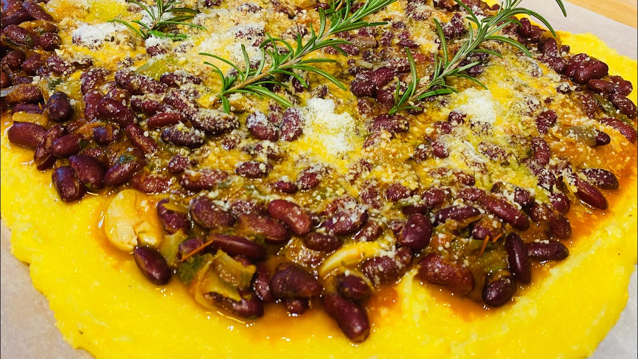 Polenta con fagioli in umido e porri. Gluten-free ￼￼