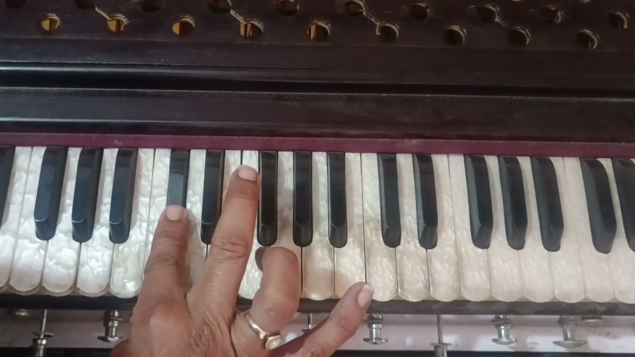 Learn song yey rat yey chandni phir kha on harmonium 