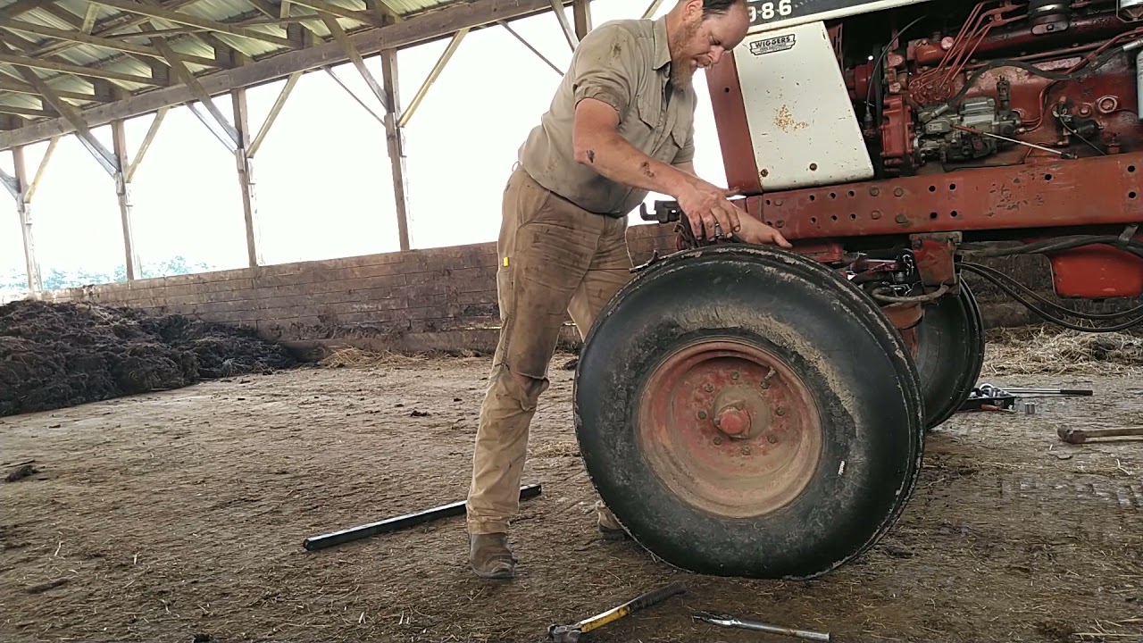 Changing tie rods on IH 986.