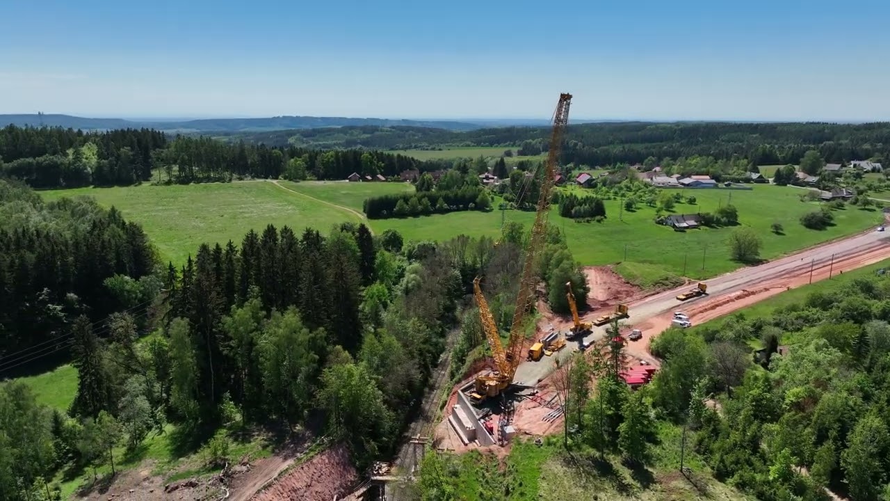 Nová paka obchvat - 13.5.2024. Sestavování jeřábu pro usazení mostovky mostu přes železniční trať.