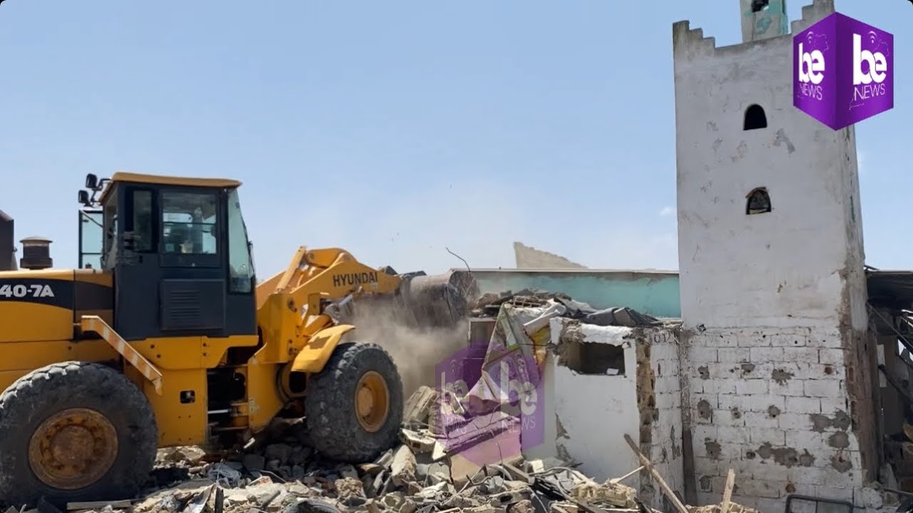 الجرافات تهدم سوق دالاس بالحي الحسني و معه المسجد