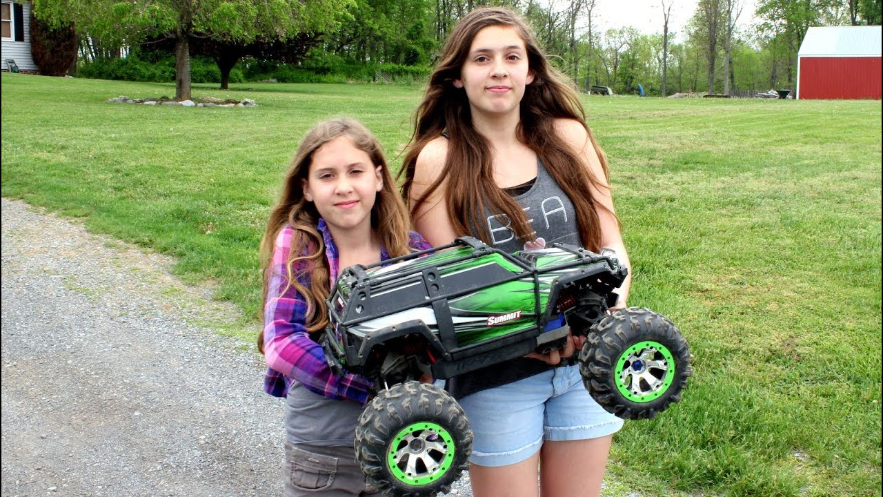 My Daugters Run The Traxxas Summit For The First Time