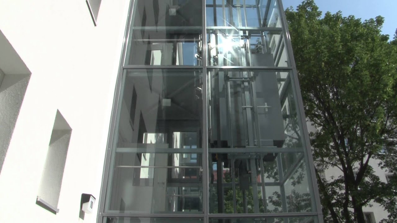 Flügel & Klement: Personenaufzug außen