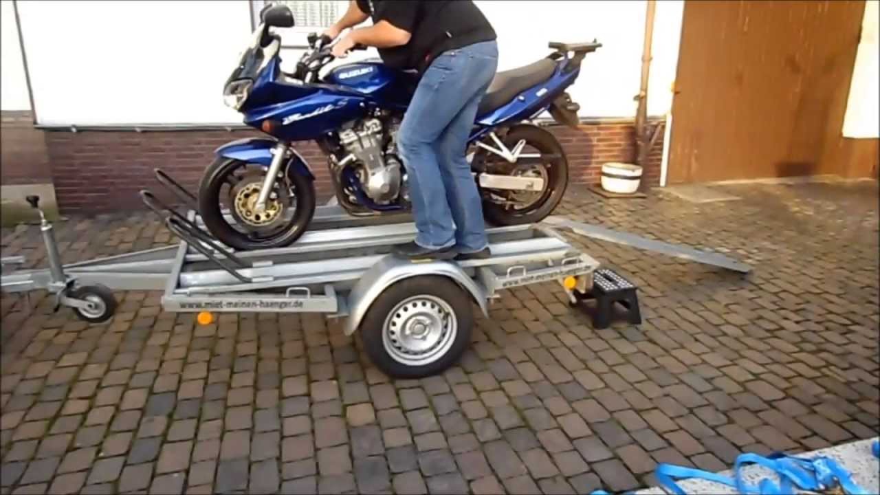 Motorrad auf Motorradanh&auml;nger Anh&auml;nger verladen fahren verzurren beladen