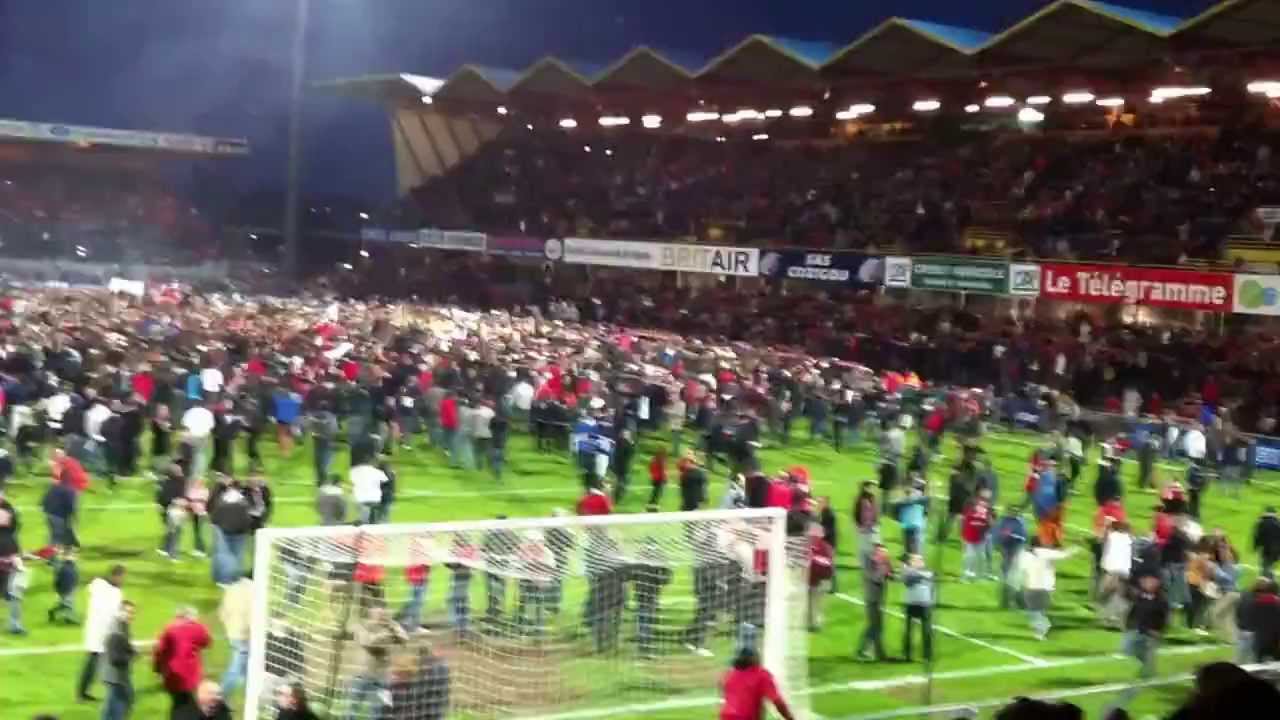Envahissement de la pelouse du Roudourou