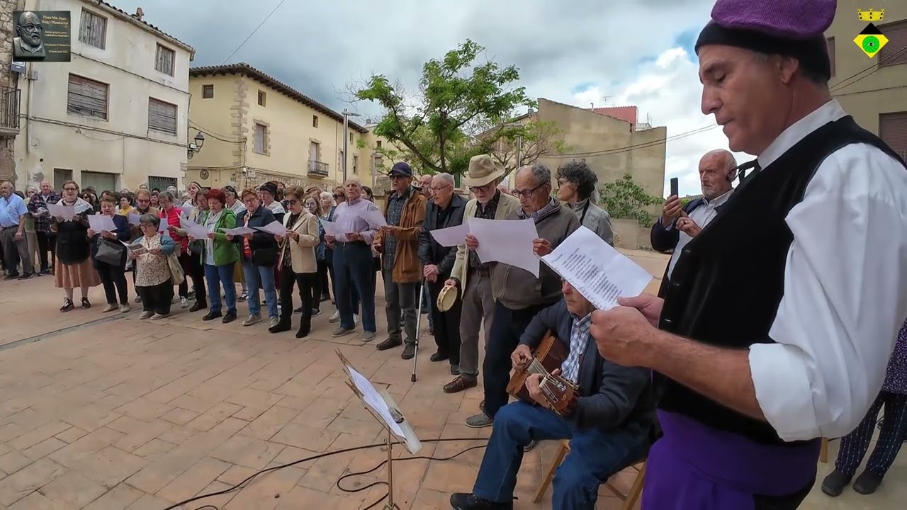 Veïnes i veïns d'Ulldemolins cantant 