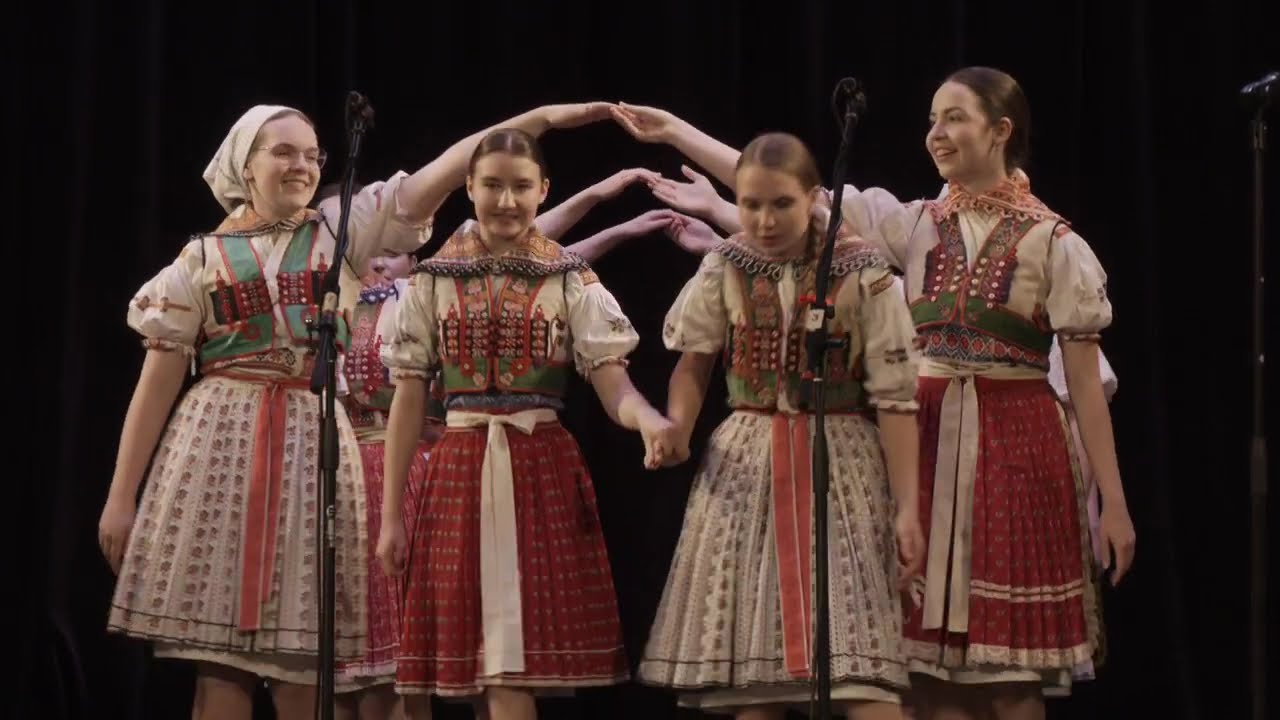 VELKÁ NAD VELIČKOU-Část z programu 2.MÁJOVÉHO ZPÍVÁNÍ ženských sborů na Horňácku (5.)