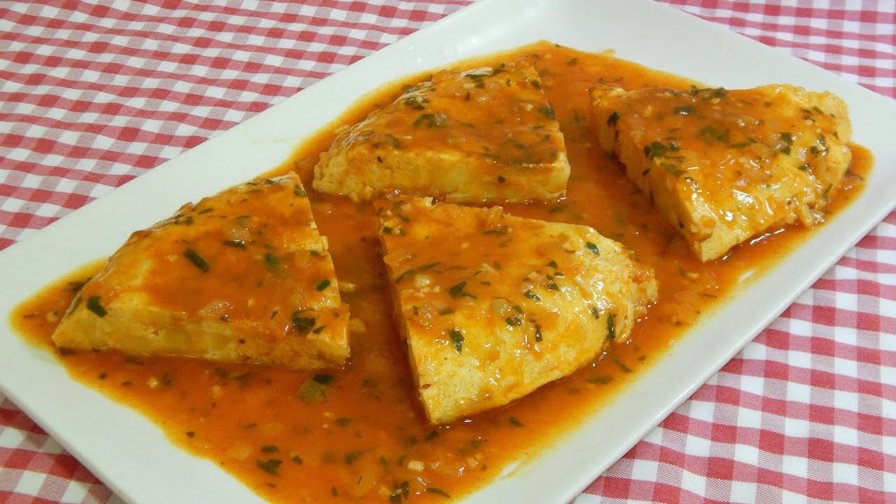 Tortilla de patatas en salsa (Receta de aprovechamiento, fácil y económica)