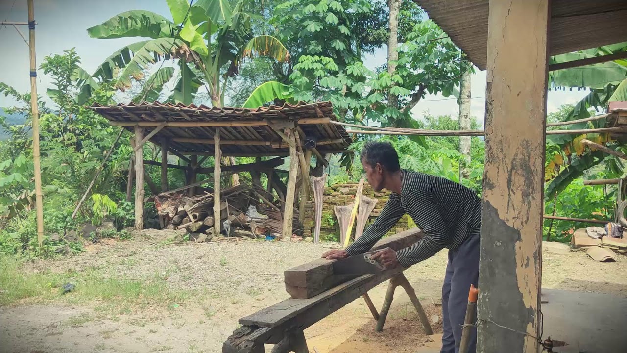 Rustic Furniture: Cutting Large Beams with Simple Tools _FarmersLife _Shorts