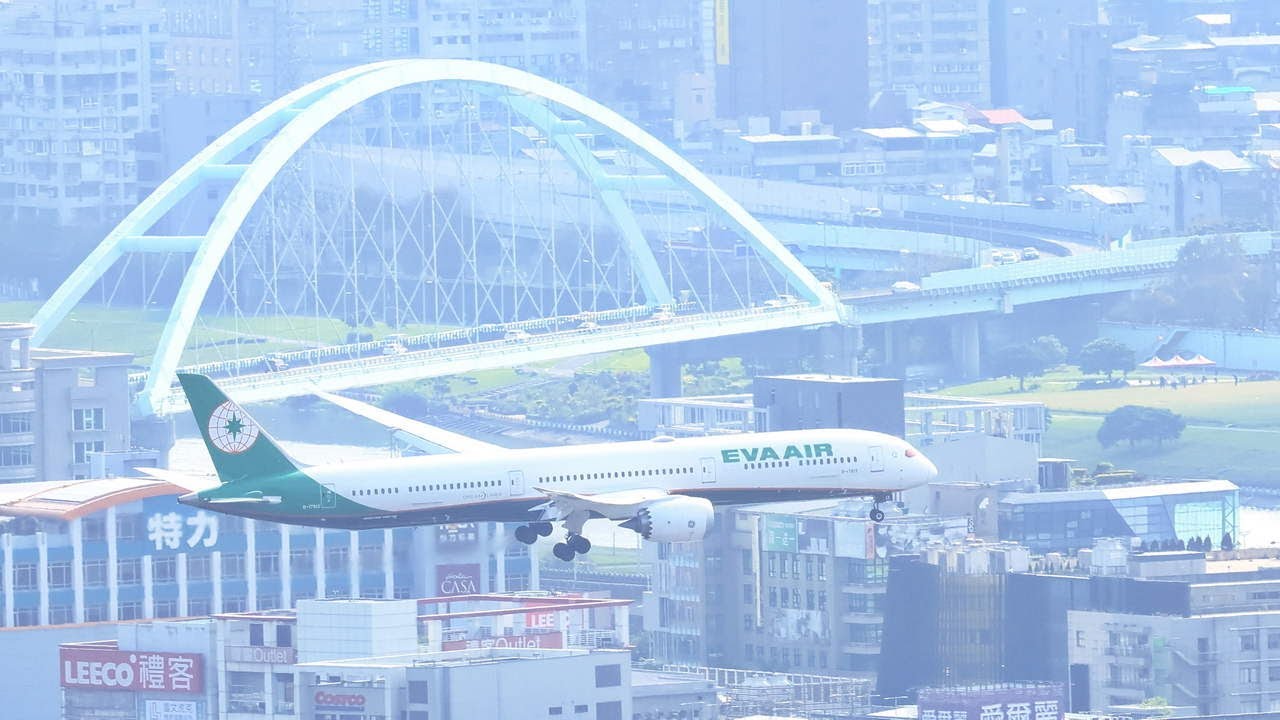 (映像分享) 搭乘長榮航空到日本東京的小出差，從經濟艙享受到皇璽桂冠艙in台北松山-日本東京羽田 feat.波音787-10 Dreamliner夢幻客機