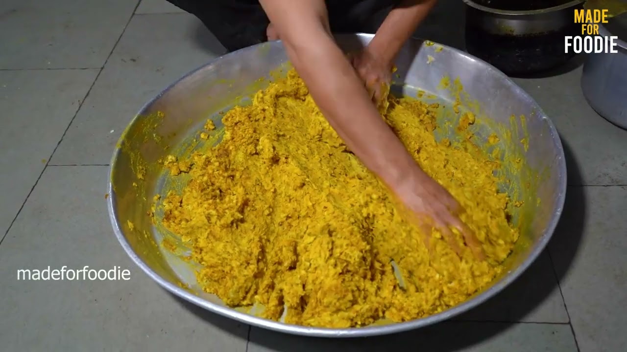 अहमदाबाद में बनाना वड़ा मशीन से कैसे बनाया जाता है?
