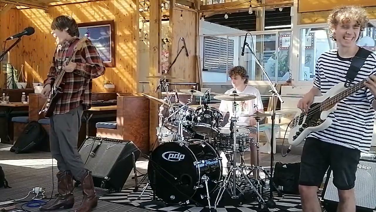 Larry Davis - Texas Flood | Earth Blues Cover (Live at Brass Bell)