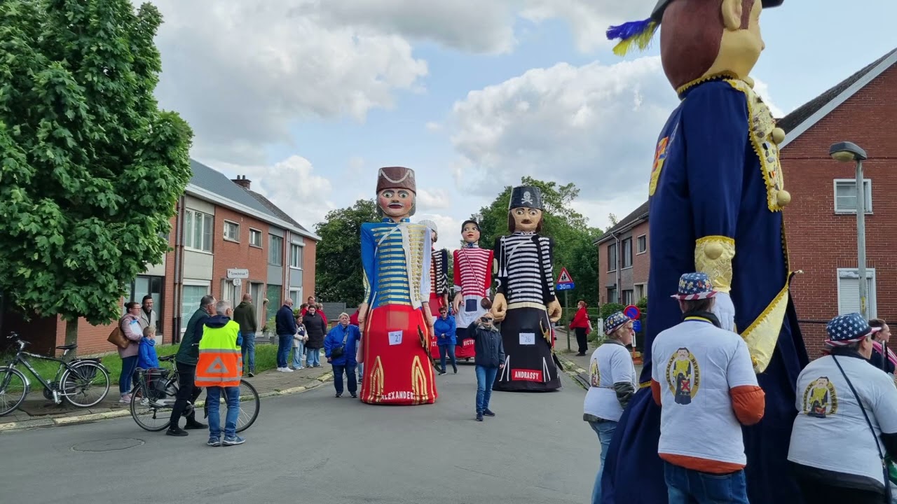 Reuzenoptocht Kieldrecht tijdens Sinkse Kerremes 2025 fotoimpressie