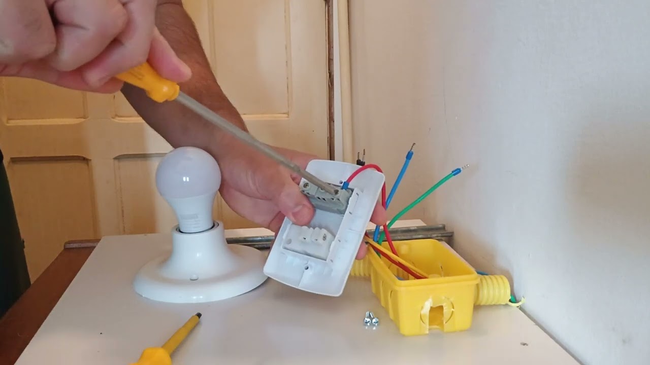 Qual  valor para cobrar para instalar uma tomada com interruptor na região de vcs ? Muito fácil