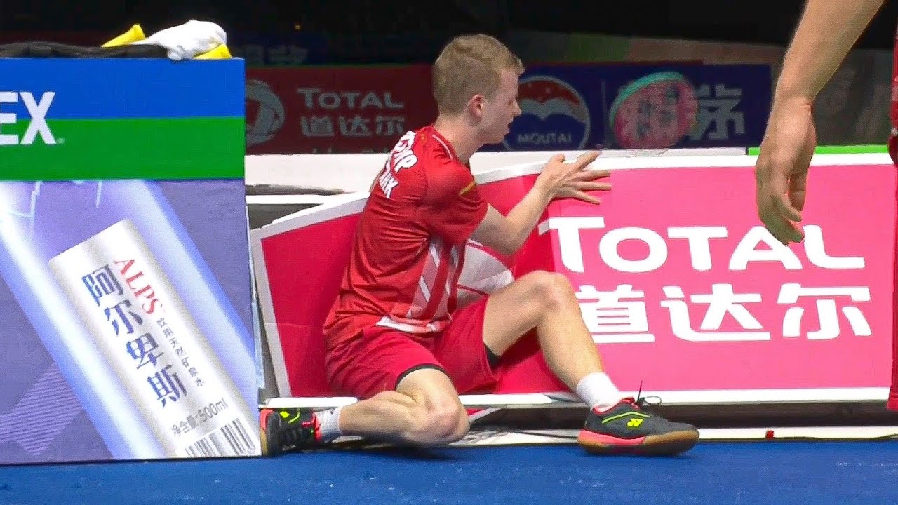 Unexpected Comedy in Badminton Matches!