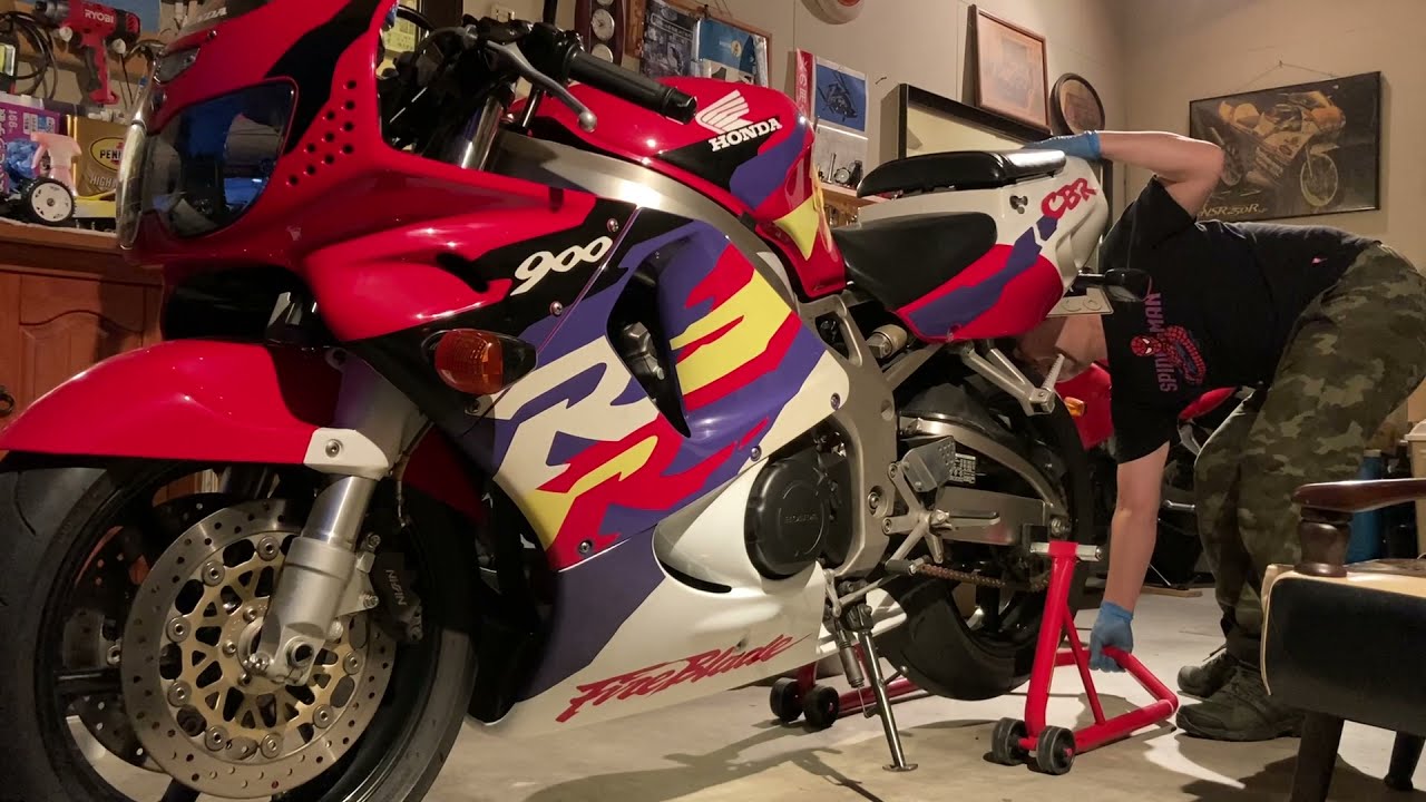 cbr900rr fireblade sc33-T(1996) oil change and filter change. june,21 2021.