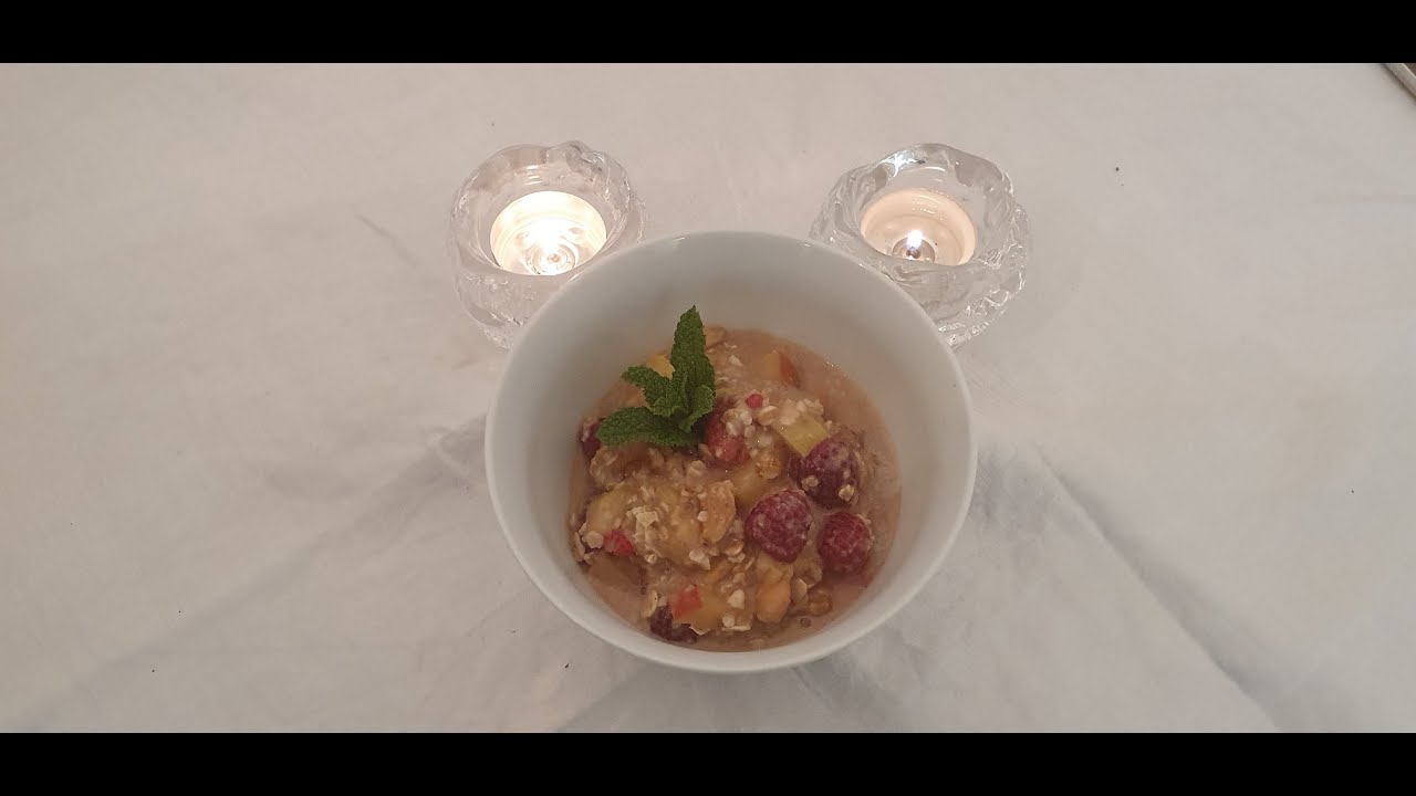 Porridge, leckeres gesundes warmes Fitnessfrühstück
