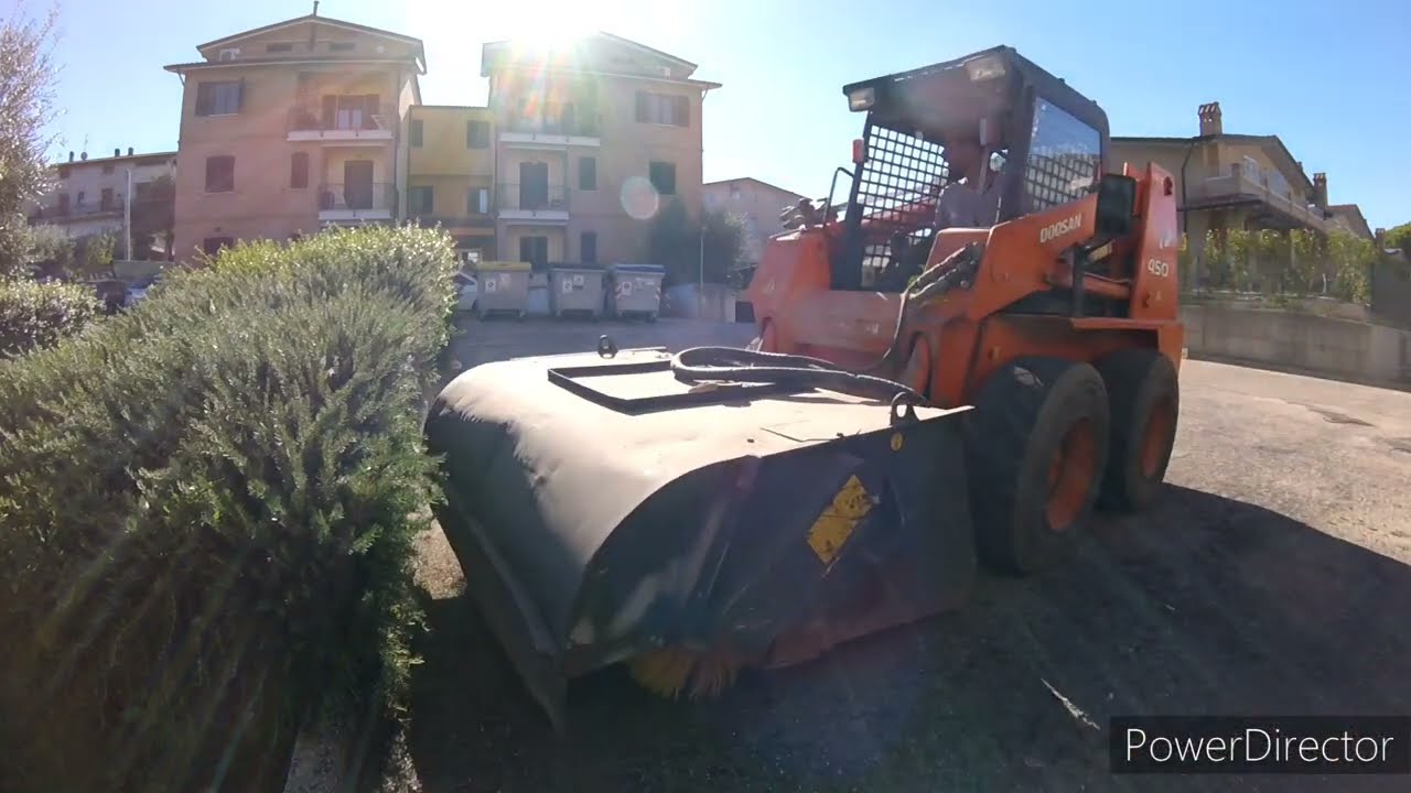 Pulizia  piazzale con minipala e spazzatrice